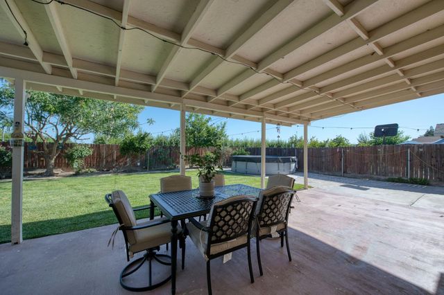 297 W Lilac Avenue, Reedley, CA 93654