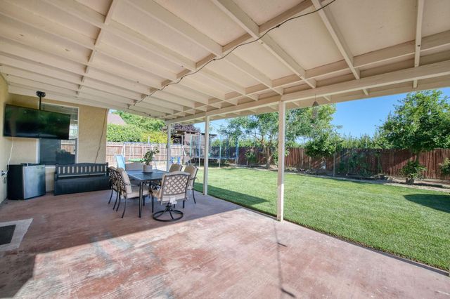 297 W Lilac Avenue, Reedley, CA 93654