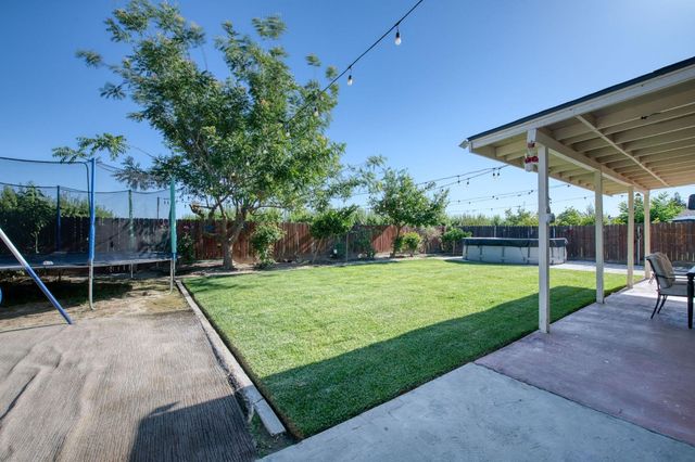 297 W Lilac Avenue, Reedley, CA 93654