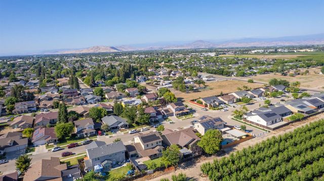 297 W Lilac Avenue, Reedley, CA 93654