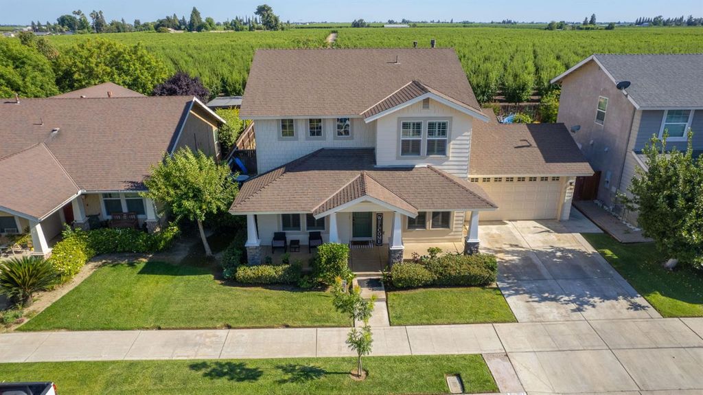 Image 1 of property listing at 297 W Lilac Avenue, Reedley, CA 93654