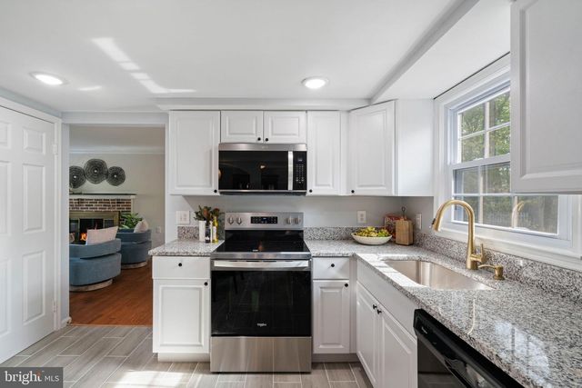 12461 HEDGES RUN DR, Woodbridge, VA 22192
