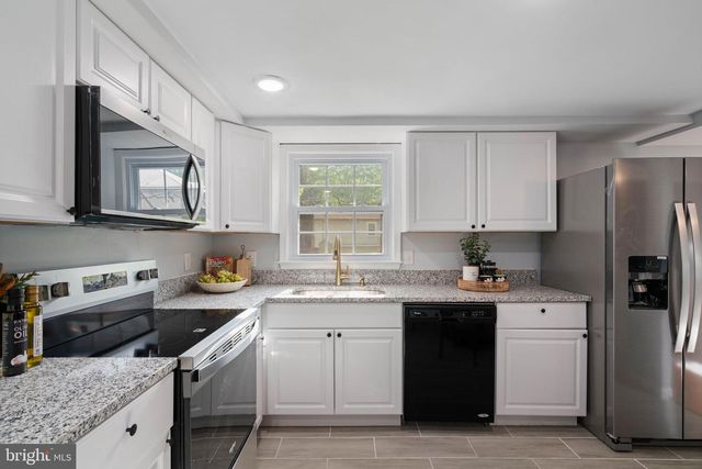 12461 HEDGES RUN DR, Woodbridge, VA 22192