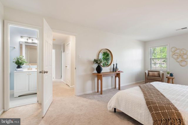 12461 HEDGES RUN DR, Woodbridge, VA 22192