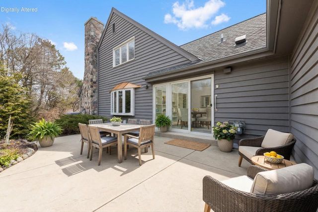 2618 W Lake Park COURT, Mequon, WI 53092