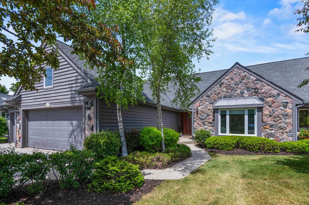 2618 W Lake Park COURT, Mequon, WI 53092