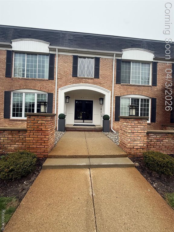 150 E Long Lake Road, Bloomfield Charter Township, MI 48304