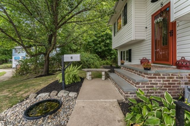 5 Victor Ct, Hackettstown Town, NJ 07840