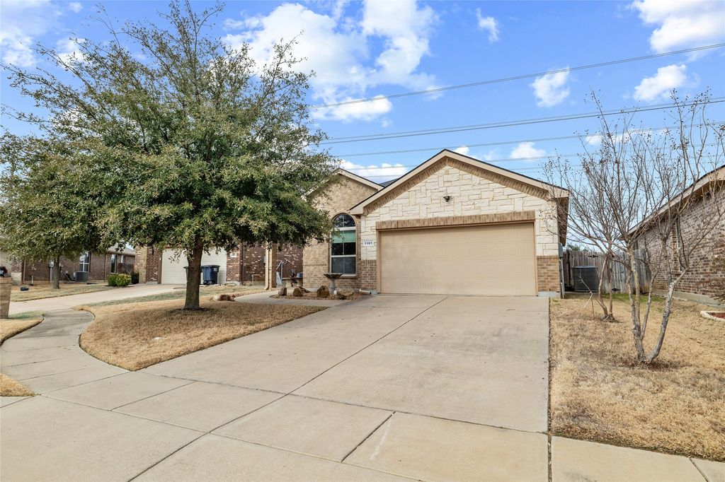 1101 Sierra Blanca Drive, Burleson, TX 76028