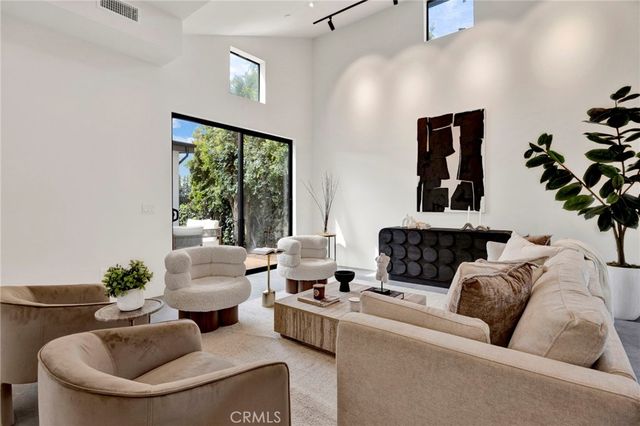 325 W Grandview Avenue, Sierra Madre, CA 91024