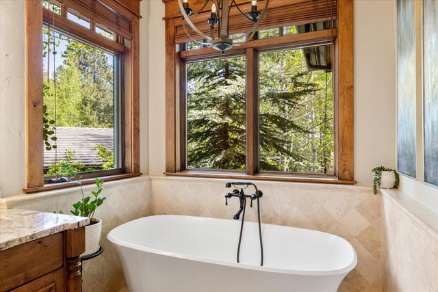 61697 Tam McArthur Loop, Bend, OR 97702
