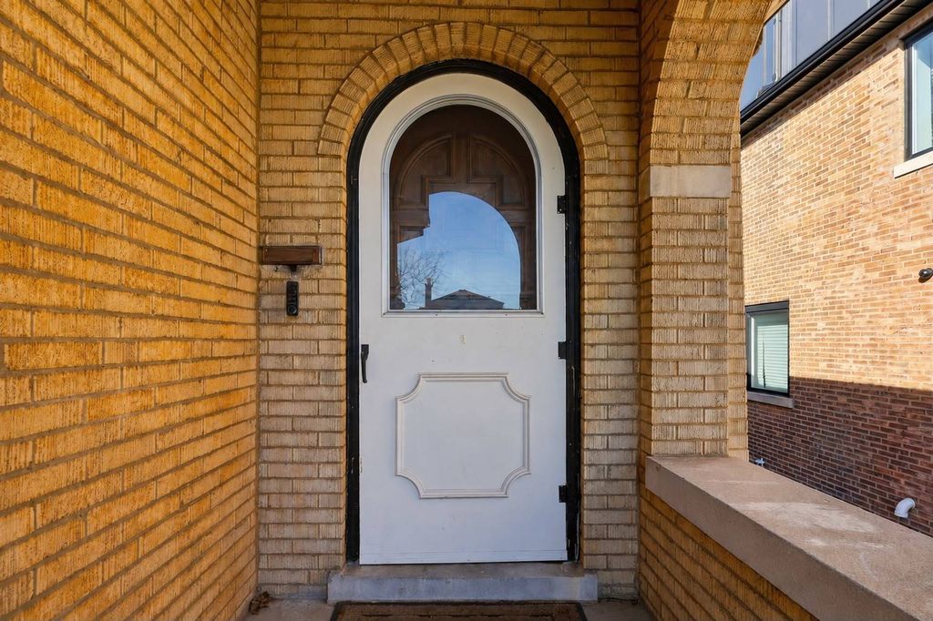 2940 W Greenleaf Avenue, Chicago, IL 60645 — photo 2