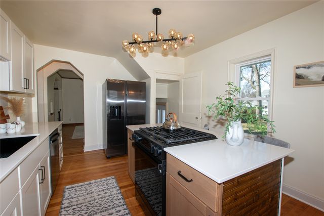 2014 39th Street, Des Moines, IA 50310