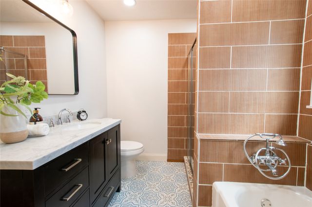 2014 39th Street, Des Moines, IA 50310