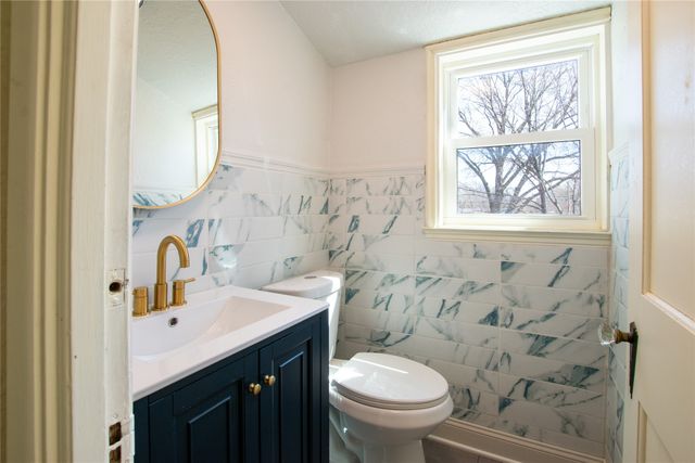 2014 39th Street, Des Moines, IA 50310