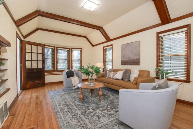 2014 39th Street, Des Moines, IA 50310