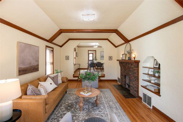 2014 39th Street, Des Moines, IA 50310