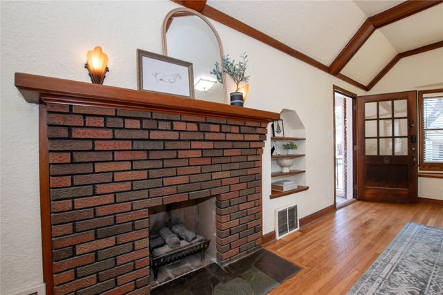 2014 39th Street, Des Moines, IA 50310