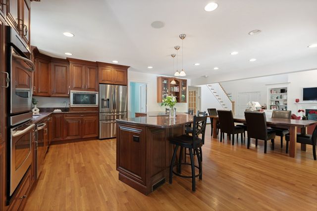 57 Mckenna Ridge Dr, Falmouth, MA 02536