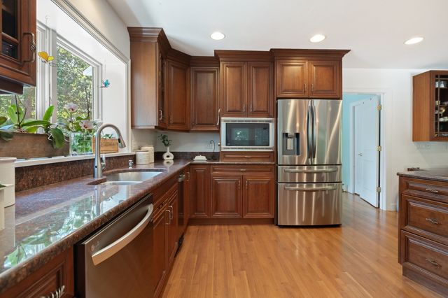 57 Mckenna Ridge Dr, Falmouth, MA 02536