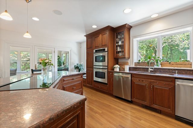 57 Mckenna Ridge Dr, Falmouth, MA 02536