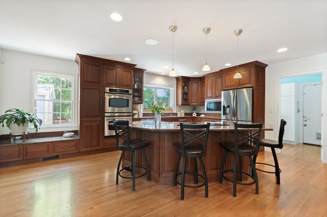 57 Mckenna Ridge Dr, Falmouth, MA 02536
