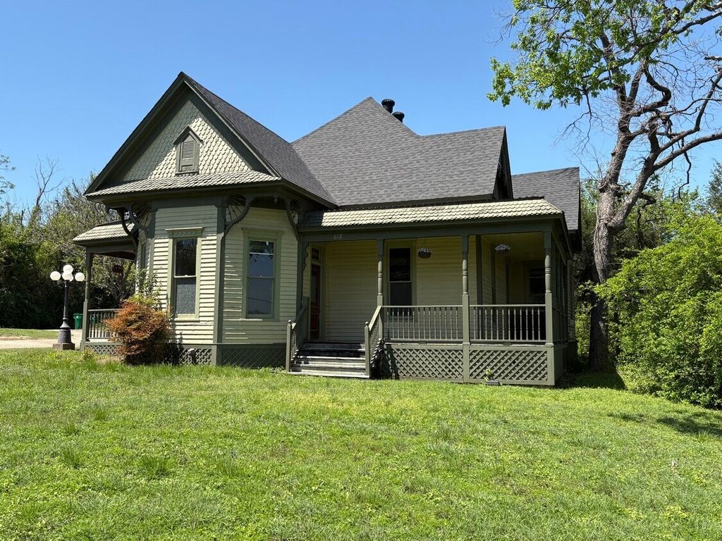 612 S Rogers Street, Waxahachie, TX 75165