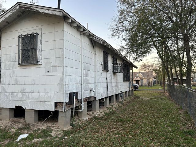 604 Yorkshire Street, Houston, TX 77022