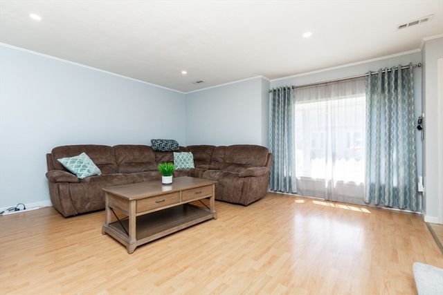17 Mary Dyer Ln 17, Easton, MA 02356
