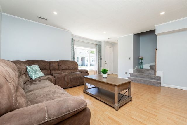 17 Mary Dyer Ln 17, Easton, MA 02356