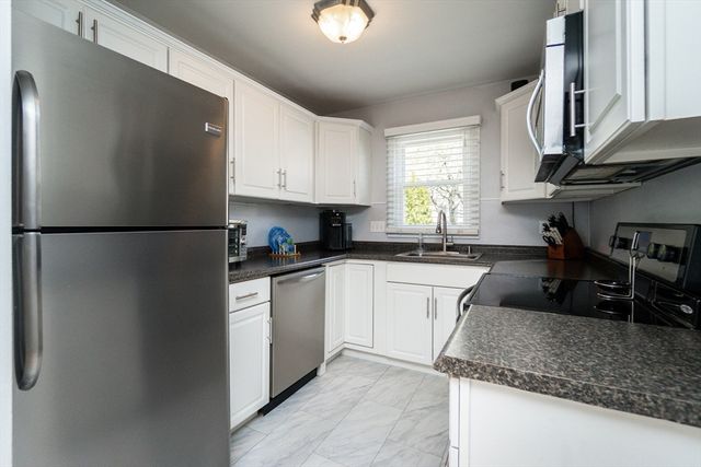 17 Mary Dyer Ln 17, Easton, MA 02356
