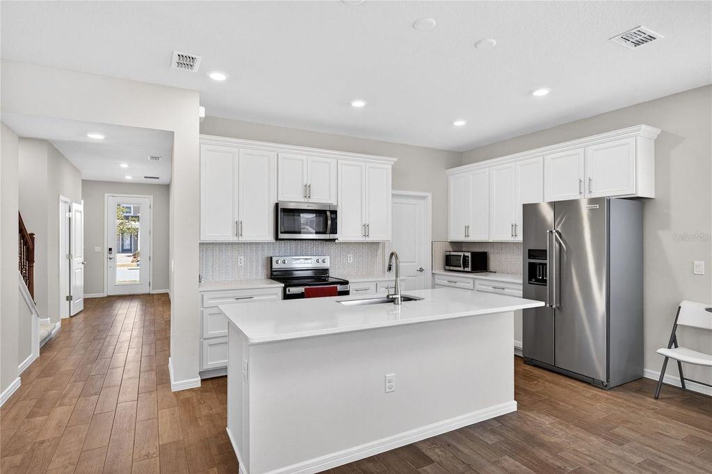 Image 3 of property listing at 14250 LANIKAI BEACH DRIVE, Orlando, FL 32827