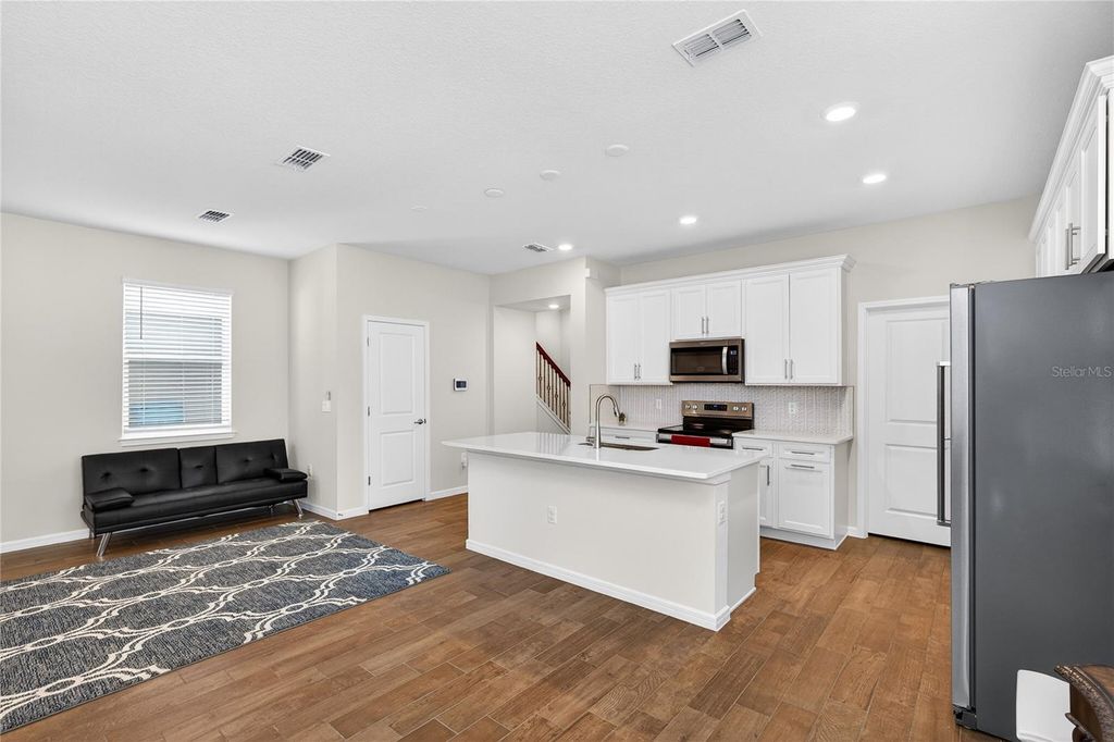 Image 6 of property listing at 14250 LANIKAI BEACH DRIVE, Orlando, FL 32827