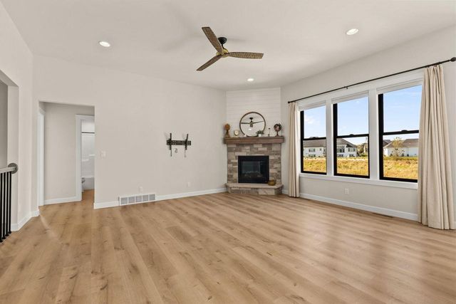 4265 N DEER VALLEY COURT, Appleton, WI 54913