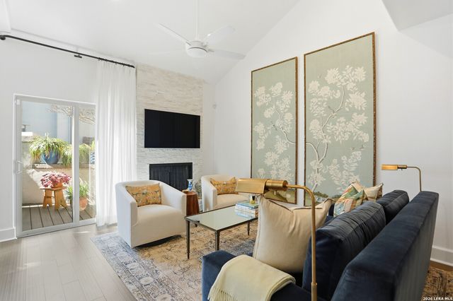 208 Grandview Pl Apt 2, Alamo Heights, TX 78209