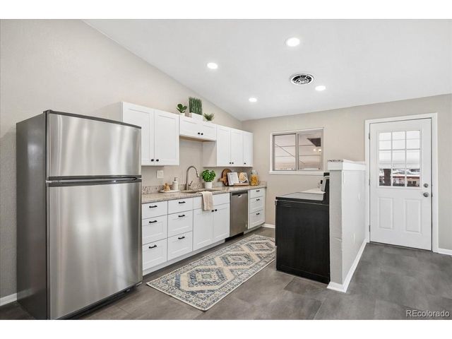 6040 W Elmhurst Dr, Littleton, CO 80128