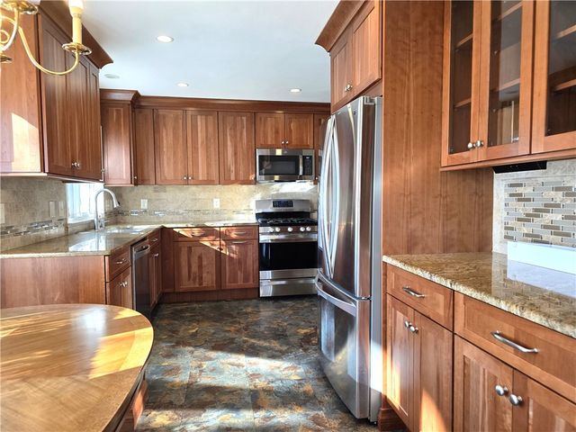 38 Bretton Woods Drive, Cranston, RI 02920