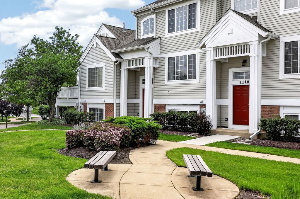 Image 2 of property listing at 1114 Andover Court, Glendale Heights, IL 60139