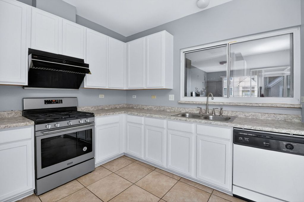 Image 11 of property listing at 1114 Andover Court, Glendale Heights, IL 60139