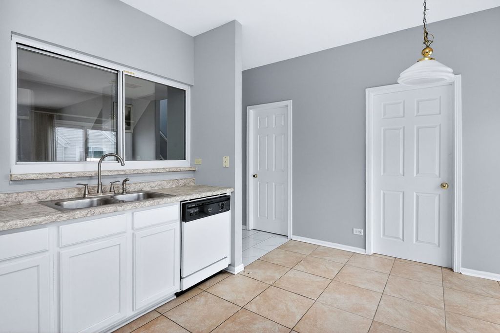 Image 12 of property listing at 1114 Andover Court, Glendale Heights, IL 60139