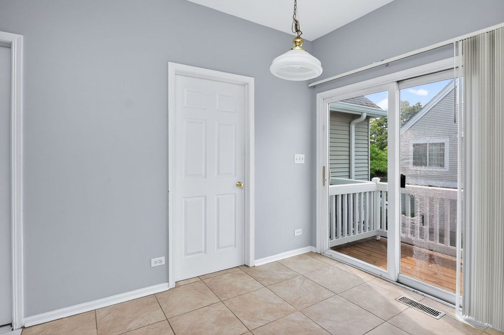 Image 13 of property listing at 1114 Andover Court, Glendale Heights, IL 60139