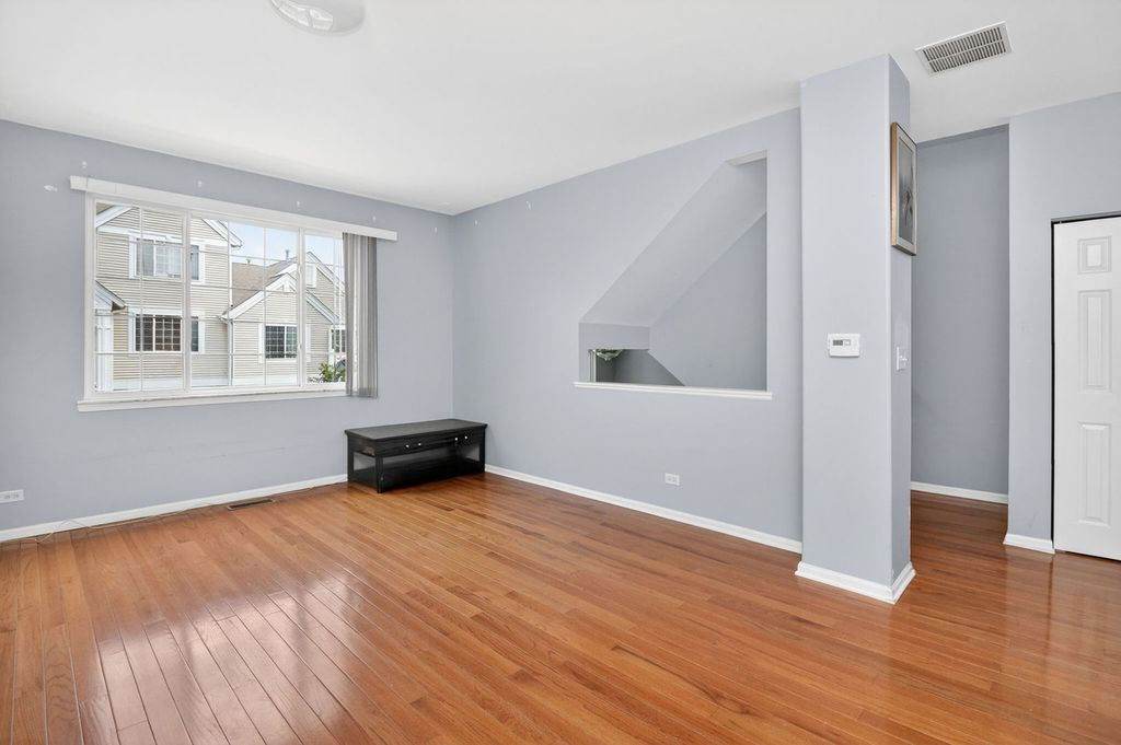 Image 4 of property listing at 1114 Andover Court, Glendale Heights, IL 60139