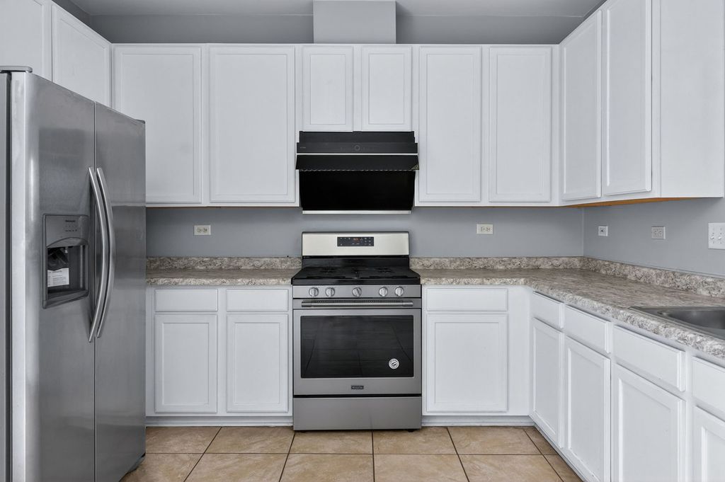 Image 9 of property listing at 1114 Andover Court, Glendale Heights, IL 60139