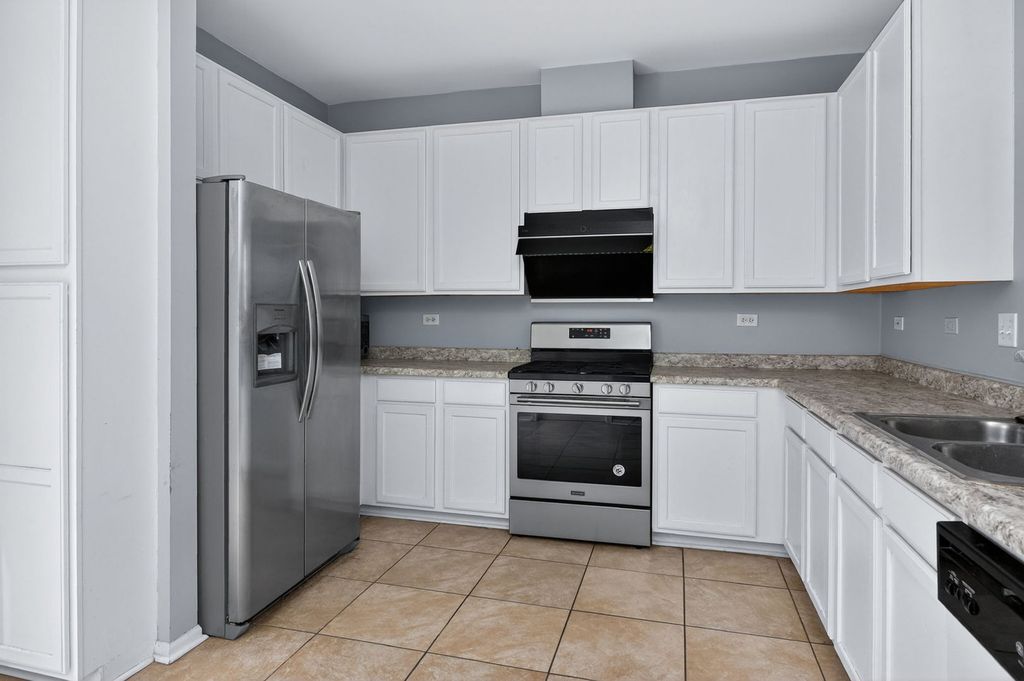 Image 10 of property listing at 1114 Andover Court, Glendale Heights, IL 60139