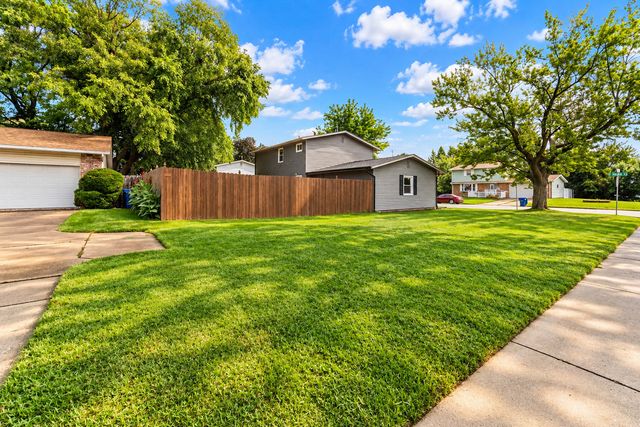 2822 S Hampton Drive, Bettendorf, IA 52722