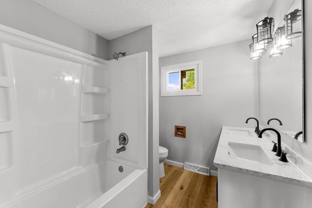 2822 S Hampton Drive, Bettendorf, IA 52722
