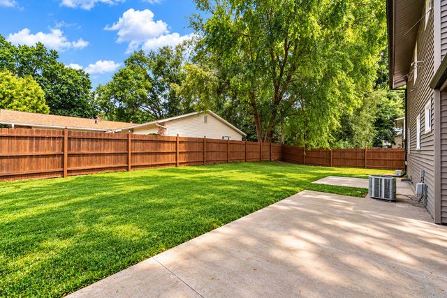 2822 S Hampton Drive, Bettendorf, IA 52722