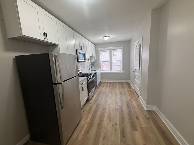 106 Lincoln Avenue 2W, Riverside, IL 60546