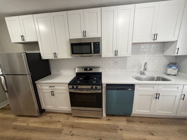 106 Lincoln Avenue 2W, Riverside, IL 60546