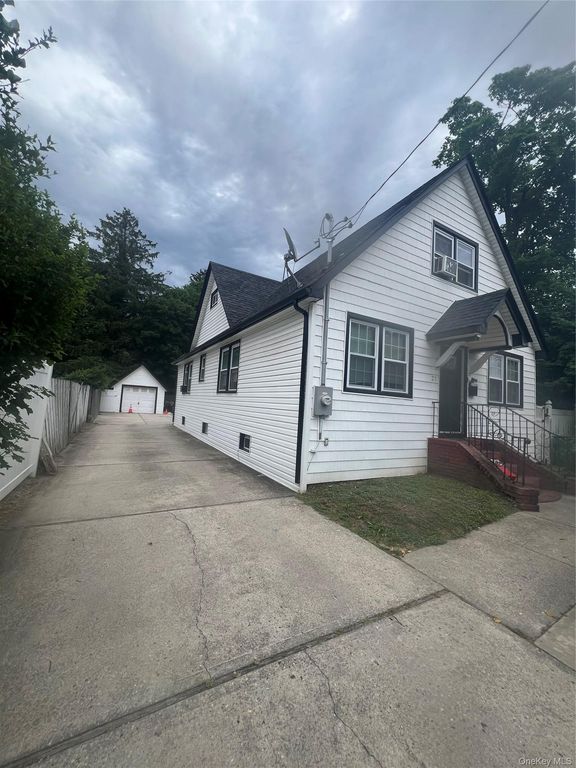 27 Brook Avenue, Bay Shore, NY 11706